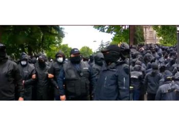 ნიღბიანმა, ფორმიანმა პირებმა პარლამენტის მიმდებარე ტერიტორია მთლიანად დაიკავეს