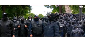 ნიღბიანმა, ფორმიანმა პირებმა პარლამენტის მიმდებარე ტერიტორია მთლიანად დაიკავეს