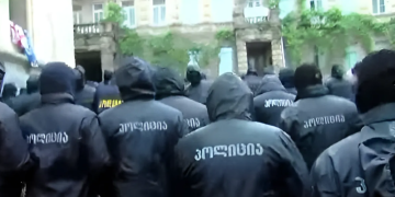 სამართლდამცველები პარლამენტის მიმდებარე ტერიტორიას ტოვებენ