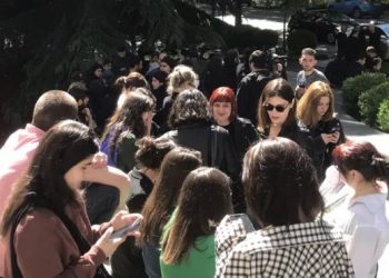 თსუ-ს ეზოში, სადაც სტუდენტები პრემიერ-მინისტრს ელოდნენ, ფიზიკური დაპირისპირება მოხდა