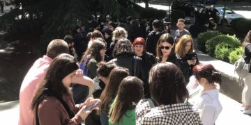 თსუ-ს ეზოში, სადაც სტუდენტები პრემიერ-მინისტრს ელოდნენ, ფიზიკური დაპირისპირება მოხდა