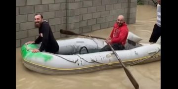 წეროვანში მოსახლეობა გასაბერი ნავებით გადაადგილდება (ვიდეო)