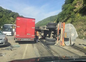 რიკოთზე ტრაილერი გადაბრუნდა – დამტვრეულია მსუბუქი მანქანები