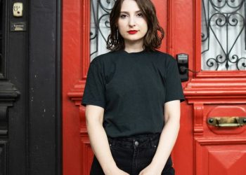 “Холод-ის” მთავარი რედაქტორის თქმით, თბილისში ჩამოფრენის შემდეგ აეროპორტში 7 საათით შეაყოვნეს