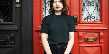 “Холод-ის” მთავარი რედაქტორის თქმით, თბილისში ჩამოფრენის შემდეგ აეროპორტში 7 საათით შეაყოვნეს