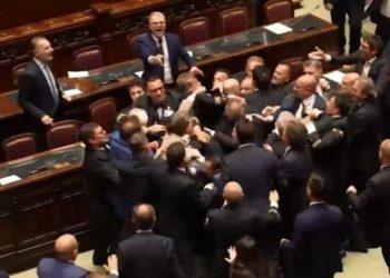 იტალიის პარლამენტში დეპუტატები ერთმანეთს ფიზიკურად დაუპირისპირდნენ