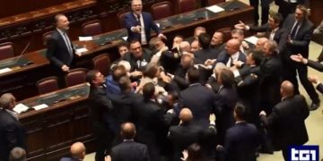იტალიის პარლამენტში დეპუტატები ერთმანეთს ფიზიკურად დაუპირისპირდნენ