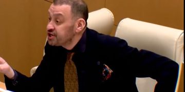 „ბატონი მაკრონი აგერ სადილად ჩვენ გვარიგებდა ჭკუას და თურმე სამხარზე არჩევნები წაუგია და საერთოდ ლეგიტიმური არ ყოფილა და მიხედოს თავის ქვეყანას“ – ბექა ოდიშარია