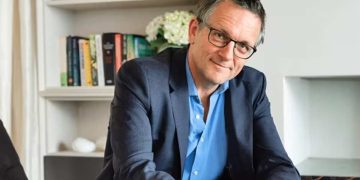 ბრიტანელი ტელეწამყვანი მაიკლ მოსლი საბერძნეთის კუნძულ სუმიზე გარდაცვლილი იპოვეს