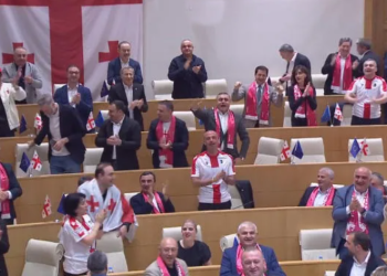 პლენარული სხდომა საფეხბურთო ნაკრების გამარჯვების აღნიშვნით გაიხსნა – „ქართული ოცნების“ დეპუტატებმა სხდომათა დარბაზში სიმღერა „გაიღიმე“ შეასრულეს (VIDEO)