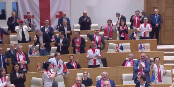 პლენარული სხდომა საფეხბურთო ნაკრების გამარჯვების აღნიშვნით გაიხსნა – „ქართული ოცნების“ დეპუტატებმა სხდომათა დარბაზში სიმღერა „გაიღიმე“ შეასრულეს (VIDEO)