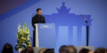 ეს იწყება დანაწევრებით და ჰიბრიდული ომით, როგორც ეს მოლდოვასა და საქართველოში იყო, შემდეგ კი ხდება ტოტალური ომი, როგორი ომიც არის უკრაინის წინააღმდეგ – ზელენსკი