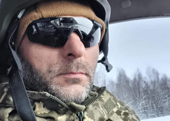 “ვპირდები, გავუზრდი სასახელო შვილებს” – თბილისში უკრაინაში დაღუპულ მებრძოლს ემშვიდობებიან