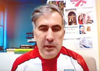 სააკაშვილი სასამართლო პროცესს ეროვნული ნაკრების მაისურით დისტანციურად ჩაერთო