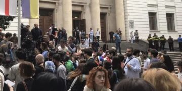 ირაკლი კობახიძე თსუ-ში სათადარიგო შესასვლელიდან შევიდა