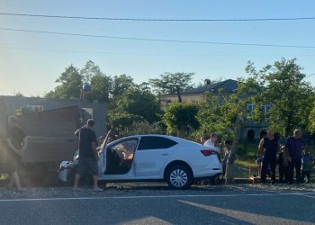 პოლიციის ავტომობილი სატვირთოს შეეჯახა