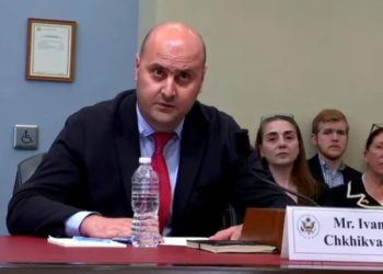 “ტიტუშკები” და სამთავრობო მედია – “ხელისუფლების დადგმული მორიგი სცენა” – რა მოხდა აეროპორტში