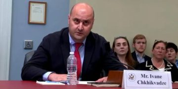 “ტიტუშკები” და სამთავრობო მედია – “ხელისუფლების დადგმული მორიგი სცენა” – რა მოხდა აეროპორტში