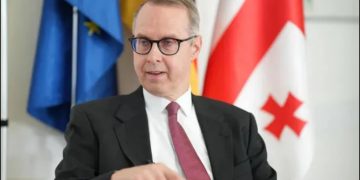 პეტერ ფიშერი: „საქართველო არის ევროკავშირის წევრობის კანდიდატი, მაგრამ ჩვენ მივედით ძალიან რთულ მომენტამდე, საქართველოს მთავრობის კურსის გამო, გაწევრიანების პროცესი შეჩერდა, რაც ახლა ევროკავშირის პოლიტიკაა“