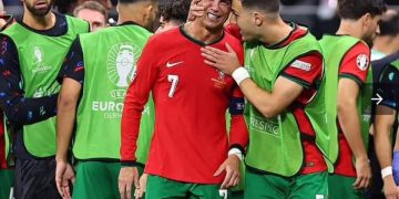 ,, ყველაფერი ნახა და მოიგო – თანაც არაერთხელ. მაგრამ ვარჯიშობს, იბრძვის, ტირის, კამათობს – და ჩემთვის ეგ მხოლოდ ქების ღირსია” – გიორგი კეკელიძე