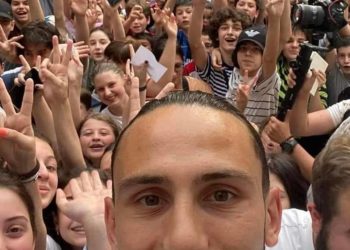 გიორგი ქოჩორაშვილს სახლთან ქომაგები დახვდნენ