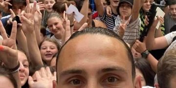 გიორგი ქოჩორაშვილს სახლთან ქომაგები დახვდნენ