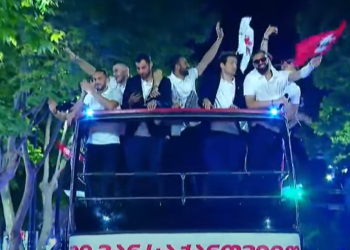 საზეიმო მსვლელობა თავისუფლების მოედანს უახლოვდება