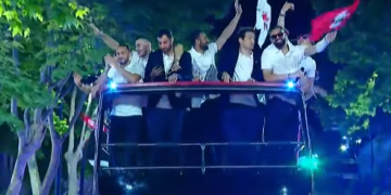 საზეიმო მსვლელობა თავისუფლების მოედანს უახლოვდება