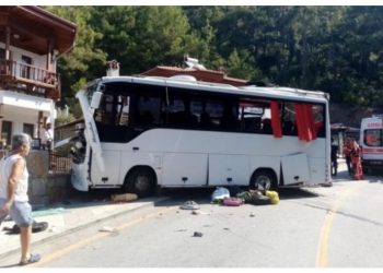 თურქეთში, ტურისტულ ავტობუსს მუხრუჭებმა უმტყუნა – შედეგად 2 მგზავრი დაიღუპა, მათ შორის 11 წლის ბავშვია