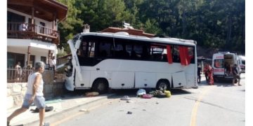 თურქეთში, ტურისტულ ავტობუსს მუხრუჭებმა უმტყუნა – შედეგად 2 მგზავრი დაიღუპა, მათ შორის 11 წლის ბავშვია