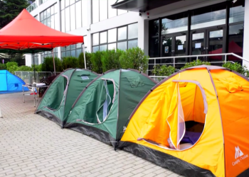 “მენეჯერები, რომლებმაც დაგვამცირეს, ისევ თანამდებობებზე არიან” – “ევოლუშენ ჯორჯიას” თანამშრომლების პროტესტი გრძელდება