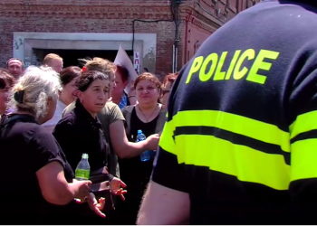 “მოვიდეს კახა კალაძე, გაგვცენ პასუხი!”- დეზერტირების ბაზრის თანამშრომლები ცენტრალური მაგისტრალის გადაკეტვით იმუქრებიან