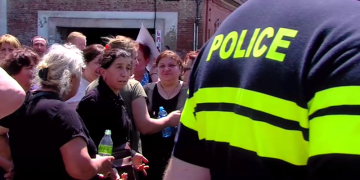 “მოვიდეს კახა კალაძე, გაგვცენ პასუხი!”- დეზერტირების ბაზრის თანამშრომლები ცენტრალური მაგისტრალის გადაკეტვით იმუქრებიან