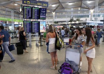 აეროპორტში ქალი დაჭრეს