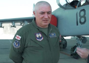 ტრაგიკულად დაღუპული სამხედრო მფრინავი სამხედრო პატივით დაკრძალეს