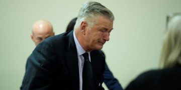 სასამართლომ ბრალი მოუხსნა ალეკ ბოლდუინს, რომელსაც გაუფრთხილებლობით მკვლელობას ედავებოდნენ