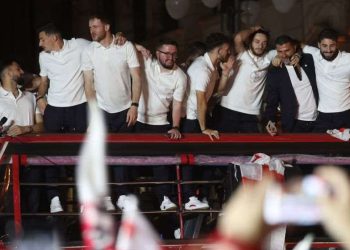 Reuters: ქართველი გულშემატკივრები „სასწაული“ ევროს შემდეგ დაბრუნებულ ფეხბურთელებს შეეგებნენ