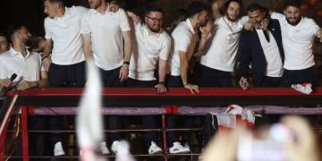 Reuters: ქართველი გულშემატკივრები „სასწაული“ ევროს შემდეგ დაბრუნებულ ფეხბურთელებს შეეგებნენ