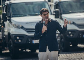 “ჯიქიას სასაფლაოზე, მიცვალებულებს აყრით სამშენებლო ნაგავს!”; “სიბინძურეა ქალაქში” – მოქალაქეები მერს