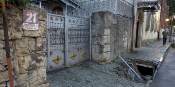 ქუთაისში, ტროტუარი ჩაინგრა ქუჩაზე, რომლის რეაბილიტაციაც 2019 წელს დასრულდა