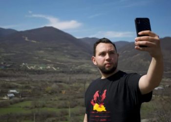 რუსი აქტივისტი ამბობს, რომ საქართველოში არ შემოუშვეს