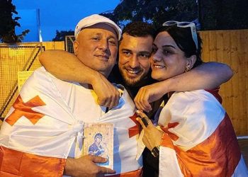 ლაშა ბექაურის მამა: ძალიან რომ უჭირდა, ღვთისმშობლის ხატს ვსახავდი ლაშას, დარწმუნებული ვიყავი, გაიმარჯვებდა. ბედნიერი მშობელი ვარ, რომ ღმერთმა მაჩუქა ისეთი შვილი, რომელსაც თავისი სამშობლოსთვის სიხარული მოაქვს