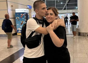 “კომენტარებში გვიწერენ, უჭირდათ და ამერიკაში როგორ გაგზავნა შვილიო… თავდაცვის სამინისტრო გვაფინანსებს” – ანწუხელიძის მეუღლე შვილის აშშ-ში სწავლაზე