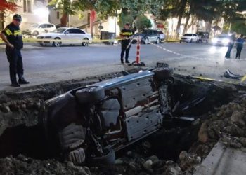 გორში მანქანა ცენტრალურ გზაზე არსებულ თხრილში ჩავარდა