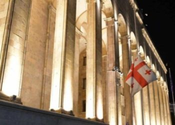 აგვისტოს ომში დაღუპულთა ხსოვნის პატივსაცემად, პარლამენტის სასახლეზე საქართველოს სახელმწიფო დროშა დაეშვა