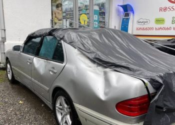 ზუგდიდის საავადმყოფოს ეზოში სტიქიის შედეგად რამდენიმე ხე წაიქცა და 5 ავტომობილი დააზიანა