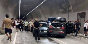 ავარია რიკოთის გვირაბში, დამტვრეულია 5 ავტომობილი – თბილისის მიმართულებაზე მოძრაობა პარალიზებულია