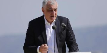 მამუკა ხაზარაძე: “თუ ივანიშვილის ეს დაპირებაც წინასაარჩევნო ტრიუკი არაა, მაშინ  გააჟღერონ რას სთავაზობენ ეკლესიას და რა კონსულტაციები დამთავრდა წარმატებით”