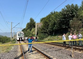 ფეიქრებზე მატარებელი სამუშაო პლატფორმას დაეჯახა – დაღუპულია 2 ადამიანი