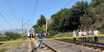 ფეიქრებზე მატარებელი სამუშაო პლატფორმას დაეჯახა – დაღუპულია 2 ადამიანი